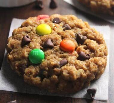 A linha de produção microplaquetas semi automáticas de 100kg das cookies/500kg Choco põe manteiga a linha de produção das cookies totalmente automático