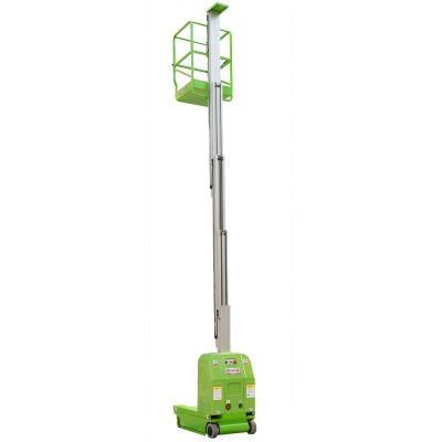 o homem vertical da altura da plataforma de 9m levanta o mastro dobro posto C.C. automotor