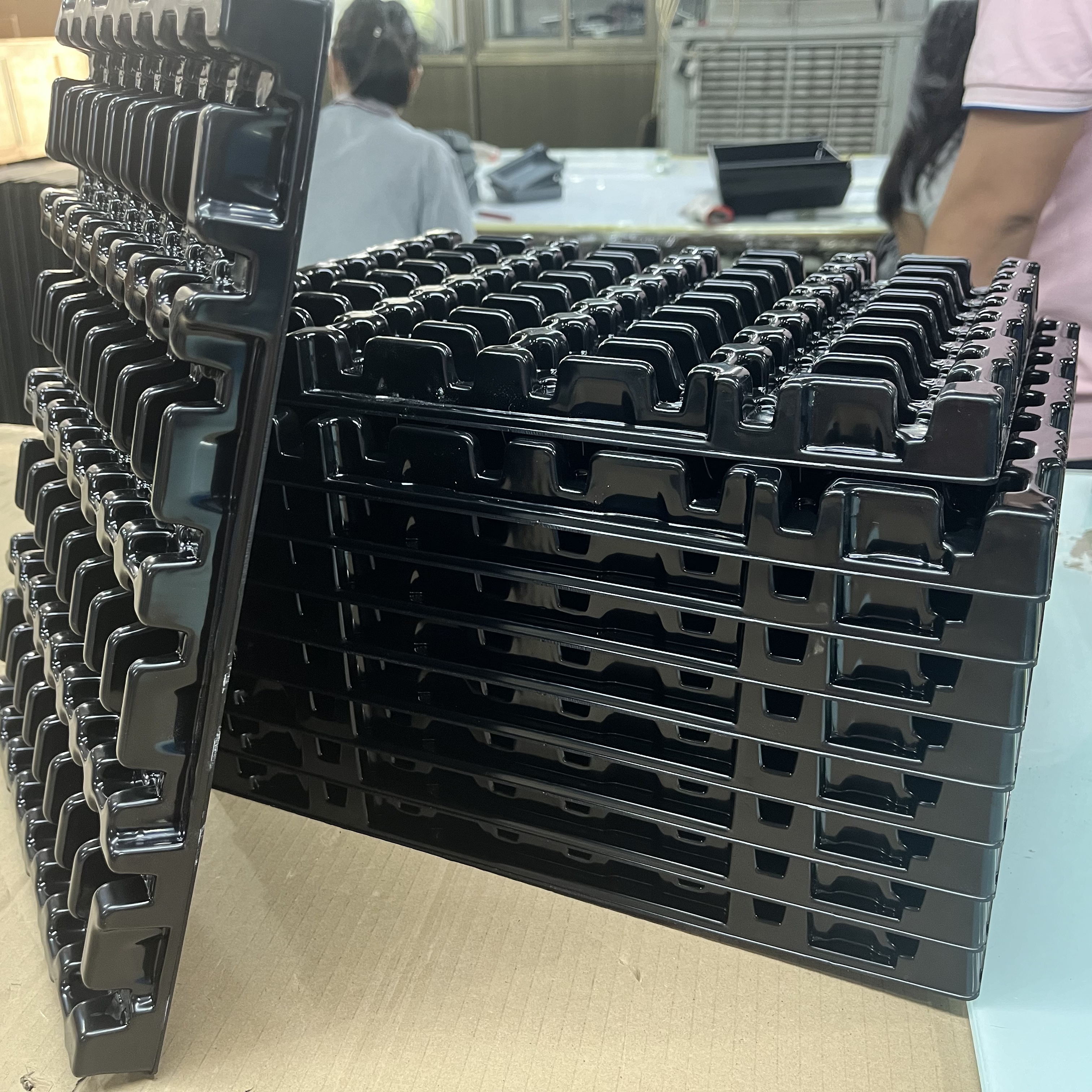 BST Anti Static White Plastic Packaging Tray for Electronic Parts Disposable Stackable Custom Size Vacuum Forming Cutting