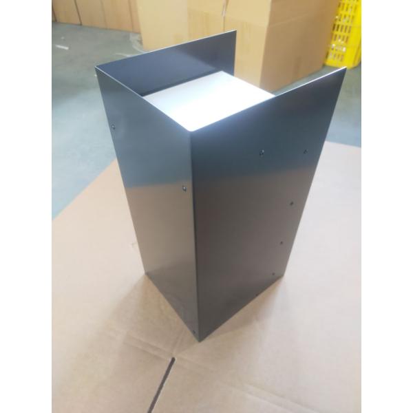 Коробка доставки на крыльце с металлической почтой с замком