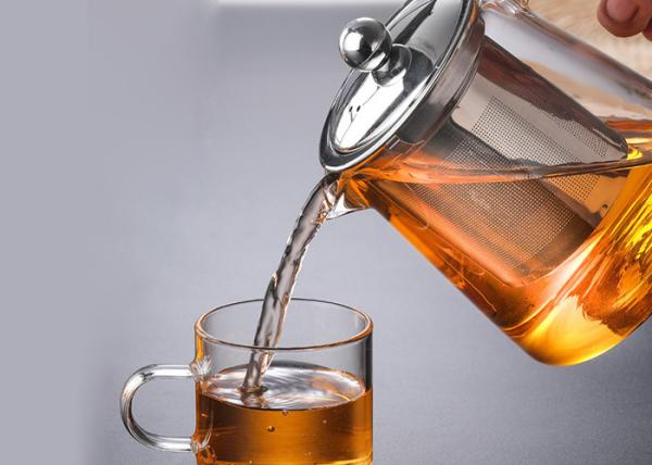 Bule de vidro resistente ao calor claro com o Infuser em volta da forma do quadrado da forma