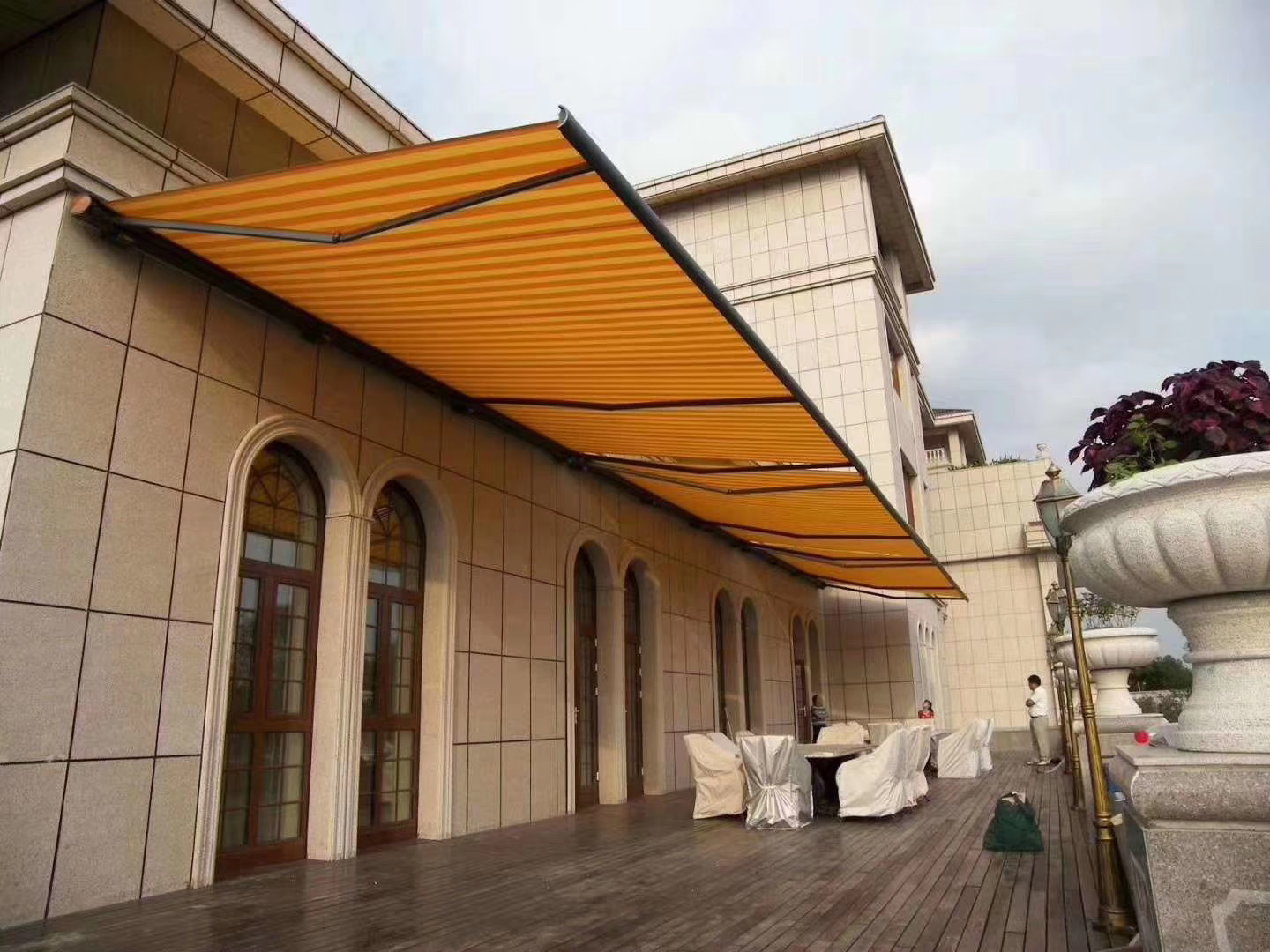 High-End Motorized Full Cassette Awning Premium Outdoor Retractable Balcony Cover with Remote Control