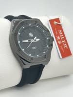 Une montre en silicone sportive et chic, une montre à bracelet, un cadran noir, une montre de poignet à la mode.