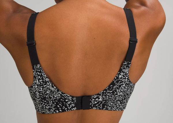 O sutiã acolchoado dos esportes com faixa ajustável e as correias levantam a elasticidade