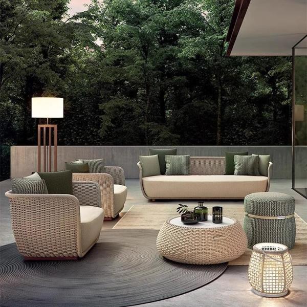 Hôtel de luxe cinq étoiles, combinaison de canapés en rotin.