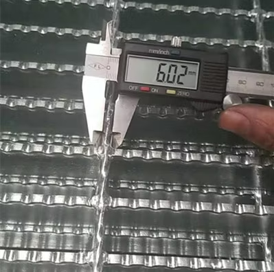 Hot Dipped Galvanized Serrated Steel Grating with 25x5 mm Bearing Bar for High Strength Platforms
