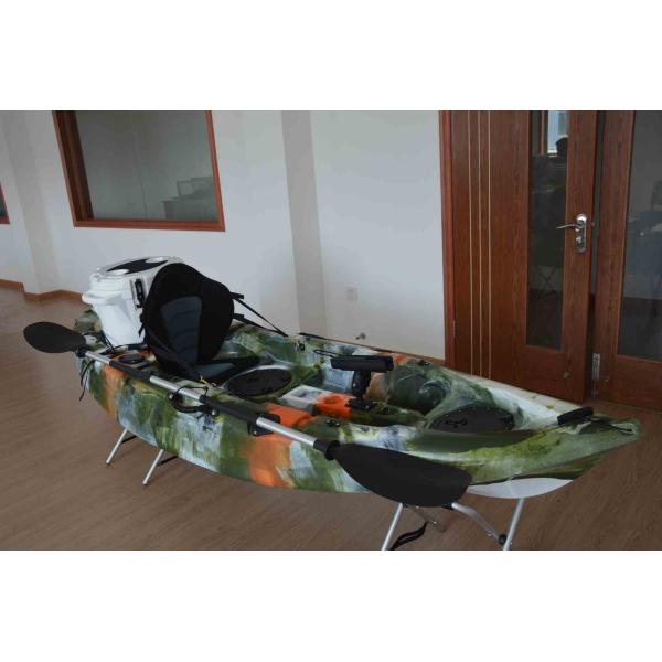 Пластиковое Лльдпе сидит на верхнем каяке, совсем вокруг езды на корпусе Десиг верхнего каяка Маноеуврабле уникальном