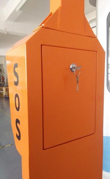As mãos ásperas livram o telefone posto solar da emergência 3G para shopping/ruas