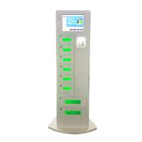8 casiers libèrent des stations de charge de téléphone portable annonçant le kiosque avec différentes langues UI