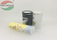 Lata de lata que empacota com as tampas plásticas da parte superior do abanador/tubos de papel do cartão