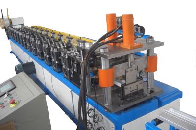Rolo do parafuso prisioneiro que forma a máquina com o armário do controlo automático do PLC e a tabela para fora corrida produto