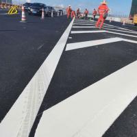 Peinture thermoplastique pour marquage routier avec revêtement lumineux et réfléchissant
