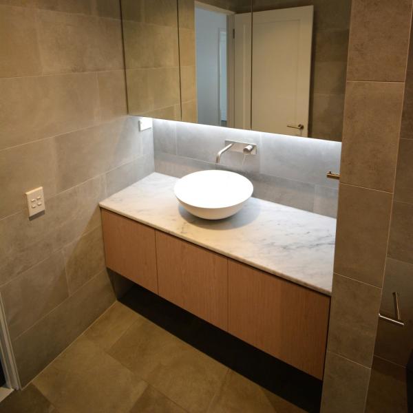 Customized Modern Timber Veneer Bathroom Vanity Units Handless Light Wood Texture