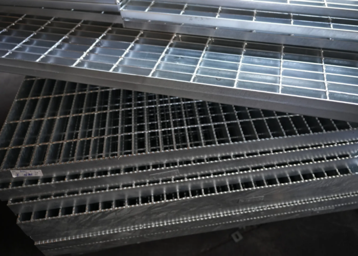Steel Grating with Integrated Cable Management and Anti-Slip Options