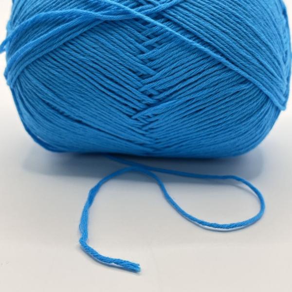 Le bébé main-bras tricotent le fil a mercerisé des fils de coton font du crochet le coton 100%