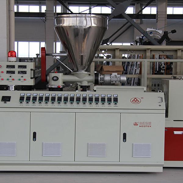 Линия экструзирования стеновых панелей из ПВХ для производства напольных покрытий