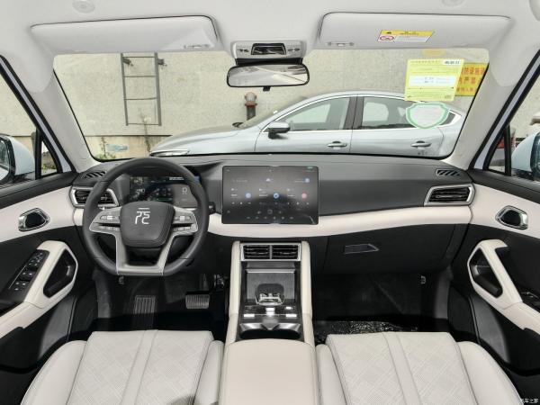 2024 401km Transcendence SUV Cor exterior branca BYD Yuan UP com tecnologia avançada