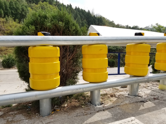 Highway Safety Yellow Plastic Roller Guardrail Road Barrier System 100kn/H