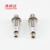 M12 4 Pinのプラグの関係が付いている0-10V電圧出力が付いている18-30VDC M18のアナログの誘導の近接センサー