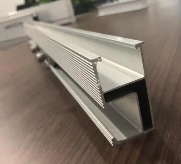 Estruturas de montagem de painéis fotovoltaicos baseados em alumínio para módulos aplicáveis
