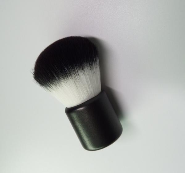 Small Single Fluffy Kabuki Brush Black Flat Shape Wooden Handle