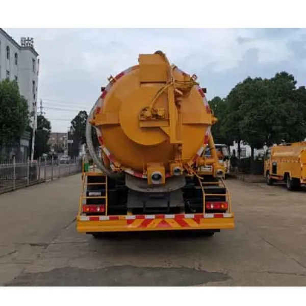 8600L Large Capacity Vacuum Sewage Suction Truck