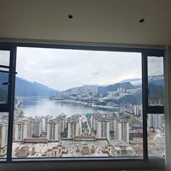 Low Maintenance Aluminum Casement Window with 5 Years Warranty and 0.26 U-Factor Thermal Break Design