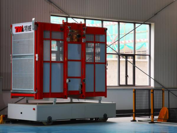Q345B Aço 2000 kg por carrinho Elevador de elevação de construção para material de passageiros