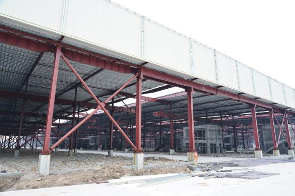 Construções vermelhas da garagem do metal da pintura para o armazenamento da carga & Transportaiton logístico