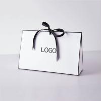 Logo personnalisé Sac de magasinage de luxe Sac cadeau en carton Sac d'emballage en papier à ruban