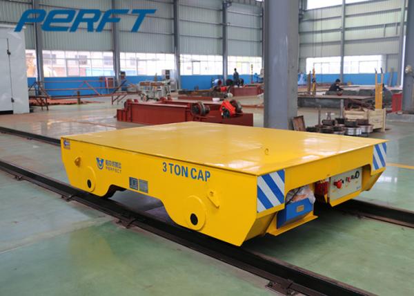Le chariot plat électrique à piles de transfert de rail avec l'extérieur et la main sans fil a combiné la grue