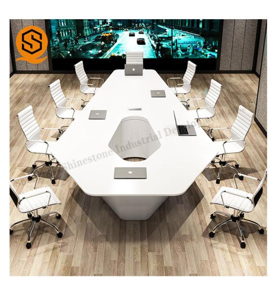 A tabela branca de superfície contínua da sala de conferências com imperceptível junta-se
