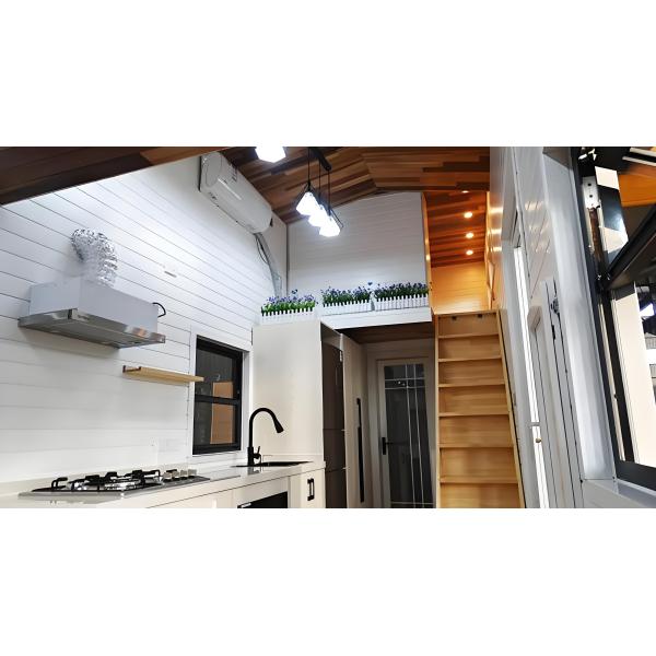 Casa pequeña prefabricada sobre ruedas para viajes familiares y vida sencilla