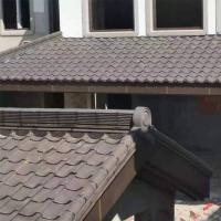 Carreaux de toit en céramique traditionnels japonais Matériau d'argile artisanal rouge-brun Idéal pour les temples et les jardins