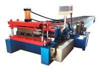 Fermez le petit pain de feuille de toiture formant la machine avec le système automatique
