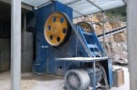 Cailloux de rivière examinant la chaux écrasant la machine