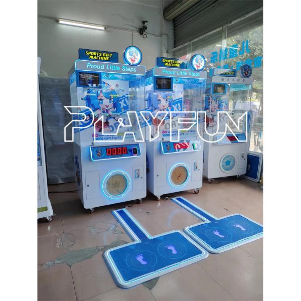 Монеты работают гордыми шагами для мусора мини-ступки, бегущие спортивными подарочными призами.