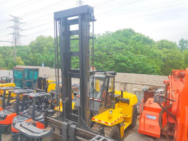                 Used Komatsu Forklift 25 Ton Komatsu Fd250 Forklifts with Good Condition Cheap Price Construction Machinery for Sale             