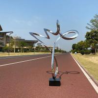 Escultura decorativa de fita polida de aço inoxidável com base de pedra preta