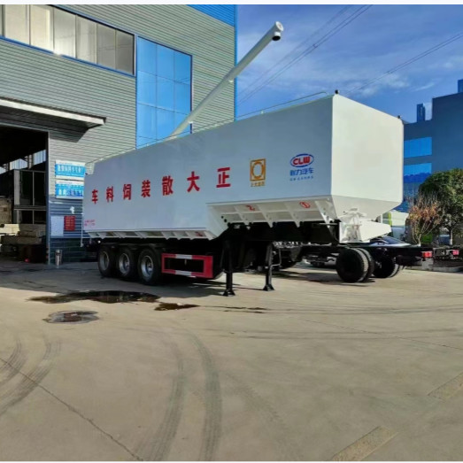 Max Speed 90 Km/H Semi Trailer Bulk Feed Truck Efficient 7700*2500*3550mm