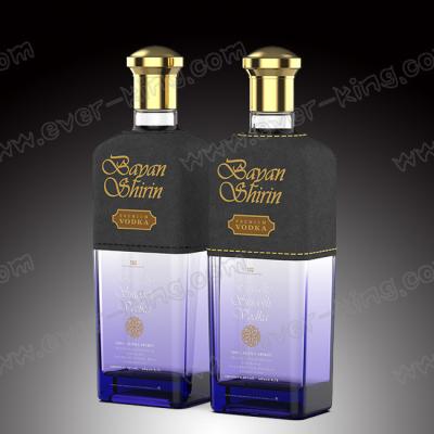A garrafa de vidro de couro de pulverização do licor da cor personalizou 700ml