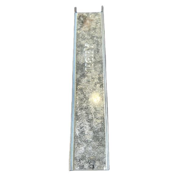 Composants de grille en T de plafond blancs, montants métalliques et rails dans un design moderne pour une solution de système de plafond suspendu décoratif