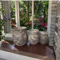 gris avec des taches beige planteur en fibre ronde d'argile avec une texture tachetée et météorologique légère durable à faible entretien pot de fleurs vacances Villa bureau décoration jardin projet d'aménagement paysager