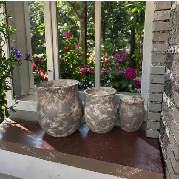 gris avec des taches beige planteur en fibre ronde d'argile avec une texture tachetée et météorologique légère durable à faible entretien pot de fleurs vacances Villa bureau décoration jardin projet d'aménagement paysager