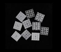 Lente LED compacta de 50x50 mm diseñada para el control preciso de la luz en la iluminación exterior