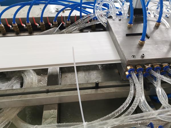 Machine à extruder des panneaux de plafond en PVC de 250 mm de large