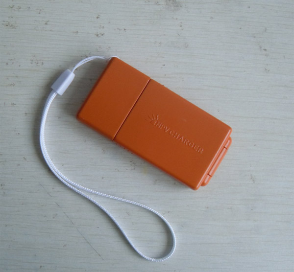 Exquisite and portable silver / white / red / orange 6V / 0.4W Solar emergency charger