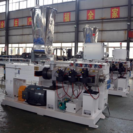Shenzhen HYPET 65/132 dans 37kw moteur PVC machine d'extrusion extrudeuse à double vis conique