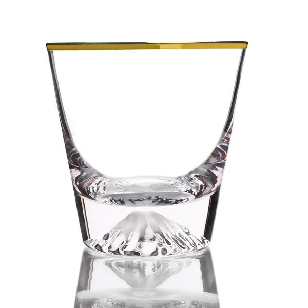 Прозрачная дунутая рука трясет стекло, регулярную чашку горы Фудзи снега формы