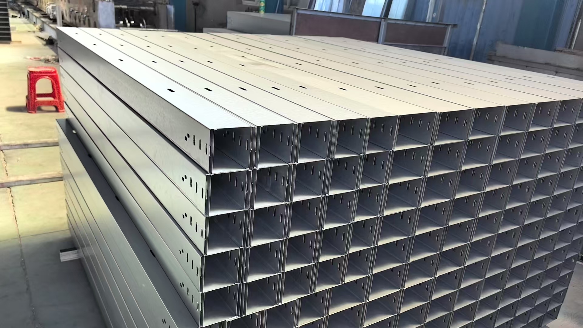 Anti-Corrosion Closed Cable Trough with Solid Base | Custom Size Trough Cable Tray for Cable Isolation